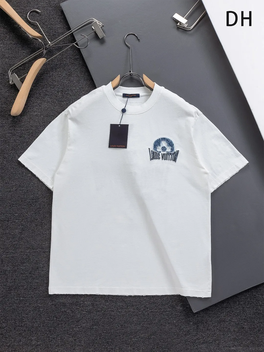 🅿️200 Louis Vuitton 1V LV lv slightly wide version S-XL LV 26ss new products are available at counters simultaneously. Multiple craftsmanship. Water-worn front and rear denim patches with letters 🪡 embroidery. Round neck short-sleeved T-shirt, same style for men and women! Consigned to one-to-one creation. Synchronized with the official website, pure cotton fabrics at the counter! It is close to the skin and comfortable, durable and easy to wear. It has a classic and simple logo design and meticulous original craftsmanship. Short-sleeves, a must-have item for men, do not appear to be the same for the general public, but must be unique and eye-catching. This LV short-sleeve is all about quality, comfort, the same shape and fashion as always, including fabrics and cutting techniques. All of them have been made with great effort! 320 grams of washed pure cotton fabric, pure cotton is breathable, very refreshing and comfortable for daily wear. The rib knitting on the neckline is smooth and tight, and the neckline will not be skewed if you toss it at will. The loose version, you will find that it looks really good on the upper body. The overall is minimalist and neat, super versatile for daily use! Pair it casually with a pair of pants for a youthful look. A T-shirt will make your outfit crazy. It is a fashionable item that can never go wrong! Color: Black White Size: S-XL Size chart: S: Shoulder width 50-Bust 56-Length 70 M: Shoulder width 52-Bust 57-Length 72 L: Shoulder width 54-Bust 59-Length 74 XL: Shoulder width 56-Bust 62-Length 76